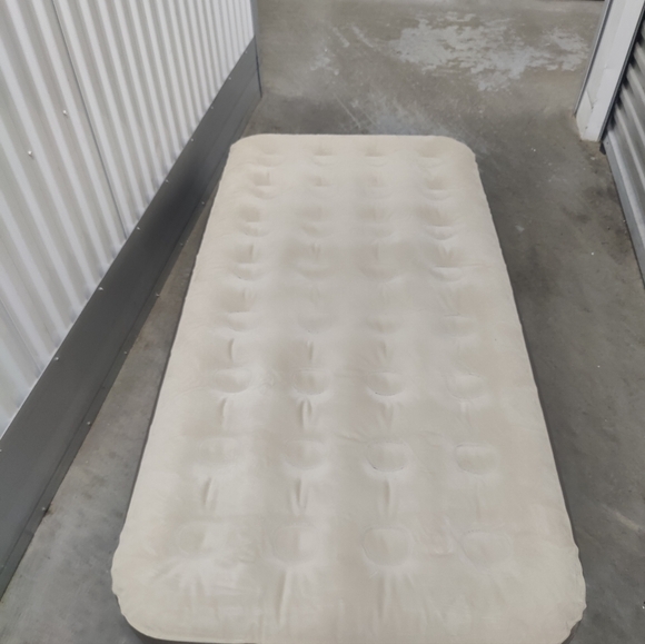 USED AIR BED - Picture 3 of 11